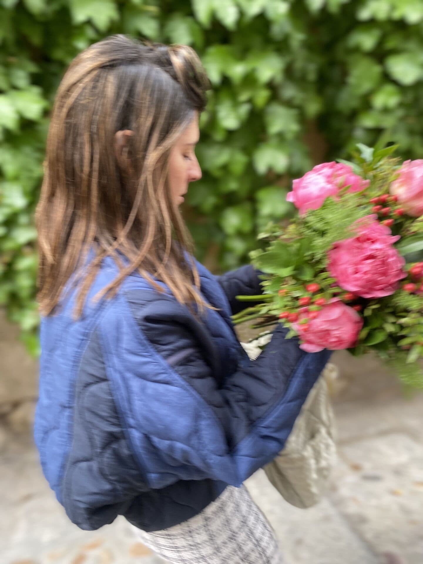 Manuela con ramo de peonias